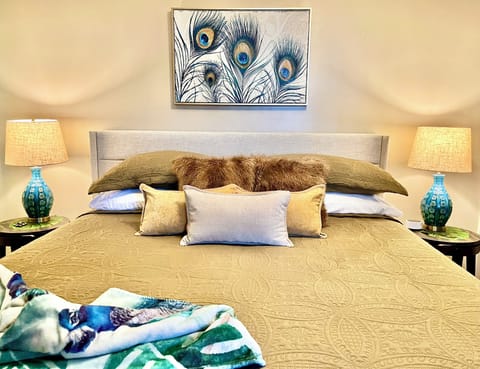 Peacock Room: King bed with luxurious linens for a fantastic sleep experience.