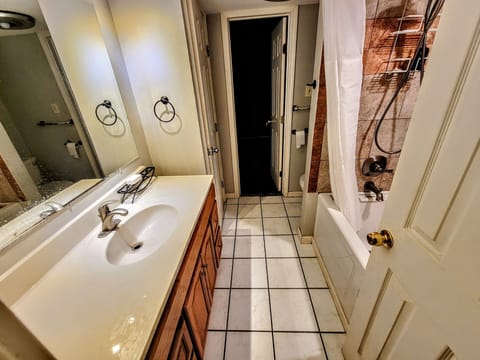 2st Level Full Bath  jacuzzi tub n shower connects bedroom n game room