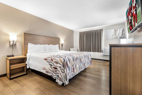 Deluxe Room, 1 King Bed, Non Smoking | Desk, blackout drapes, free WiFi, bed sheets