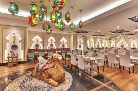 2 restaurants; breakfast, lunch, and dinner served
