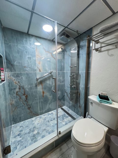 Wonderful tower shower with jets for your perfect day at the beach.