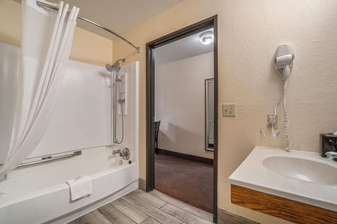 Combined shower/tub, free toiletries, hair dryer, towels