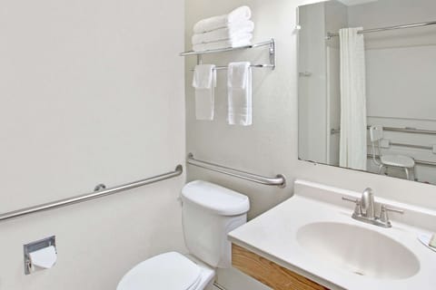 Combined shower/tub, free toiletries, hair dryer, towels