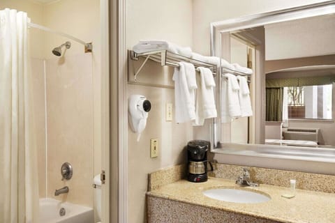 Combined shower/tub, free toiletries, hair dryer, towels