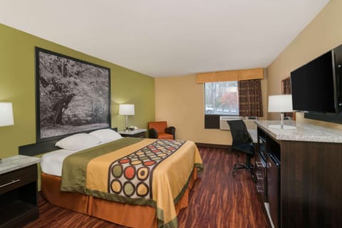 Desk, cribs (free), WiFi (free), bed sheets