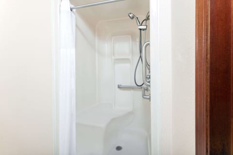 Combined shower/tub, free toiletries, hair dryer, towels