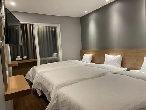 Basic Triple Room | Premium bedding, down comforters, pillowtop beds, soundproofing