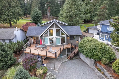 Perched above beautiful Lake Whatcom, Lake View Lodge is the perfect place to begin your Bellingham adventures. :) Summer here offers amazing hikes, epic mountain bike trails & Mt Baker for winter sports. Did I mention the dining options? The bestt!