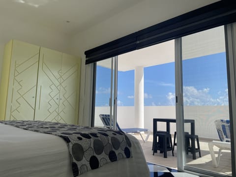 Junior Studio Suite | In-room safe, blackout drapes, free WiFi, bed sheets