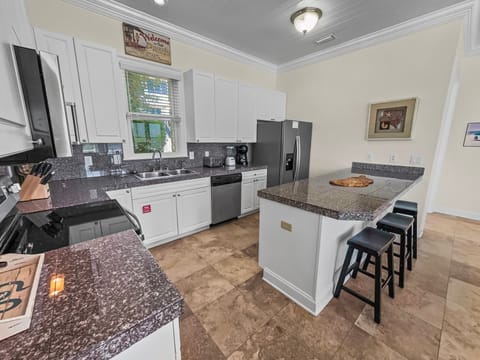 House, 4 Bedrooms | Private kitchen | Fridge, oven, coffee/tea maker, toaster