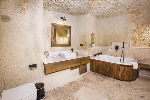 Premium Suite, Fireplace | Bathroom | Free toiletries, hair dryer, bathrobes, towels