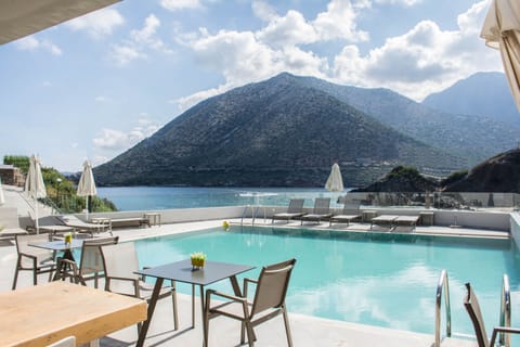 2 outdoor pools