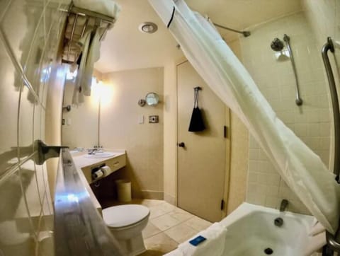 Family Room, 1 King Bed with Sofa bed, City View | Bathroom | Towels