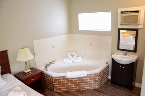 Deluxe Room | Down comforters, desk, laptop workspace, soundproofing