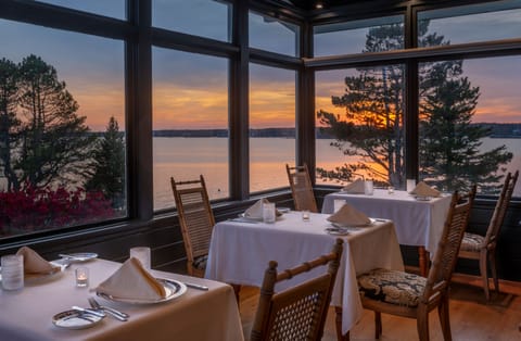 2 restaurants; breakfast, lunch, and dinner served