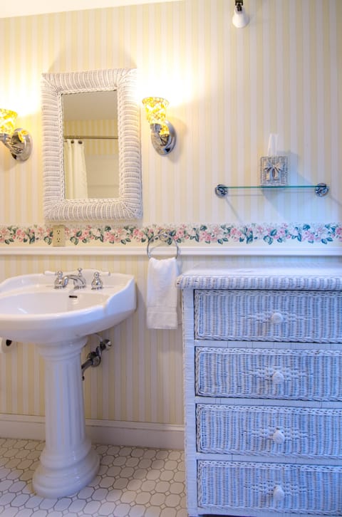 Economy Double Room, 1 Queen Bed, Private Bathroom, Garden View | Bathroom | Free toiletries, hair dryer, bathrobes, slippers