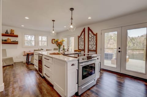 Watch the boats go by! Huge granite topped island