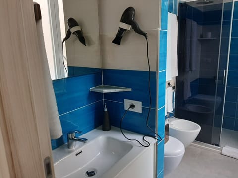 Family Quadruple Room, Non Smoking | Bathroom | Shower, rainfall showerhead, free toiletries, hair dryer
