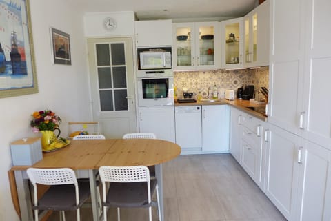 Living room & kitchen