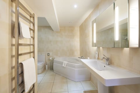 Superior Studio Suite, Balcony | Bathroom