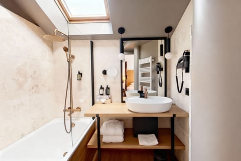 Combined shower/tub, free toiletries, hair dryer, towels