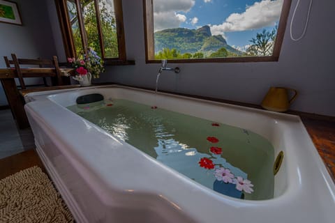 Executive Suite, Mountain View, Mountainside | Deep soaking bathtub
