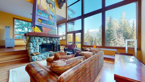 Living area with lots of light an beautiful mountain views
