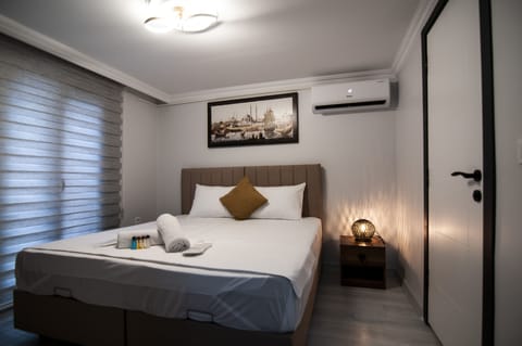 Business Double Room | Hypo-allergenic bedding, minibar, desk, laptop workspace