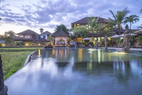 2 outdoor pools