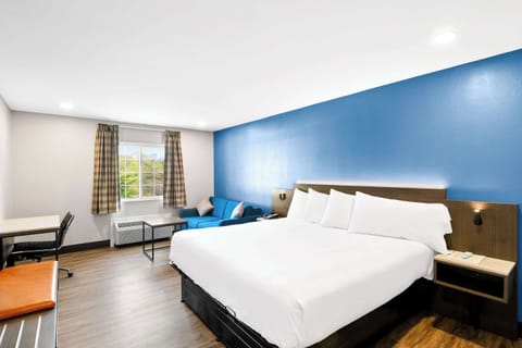 Standard Room, 1 King Bed with Sofa bed, Non Smoking | Laptop workspace, iron/ironing board, free WiFi, bed sheets