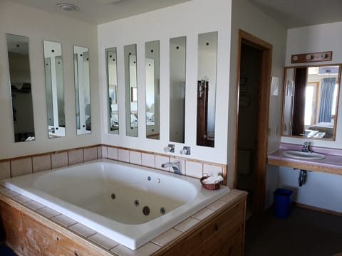 Beachfront Whirlpool King Unit | Jetted tub