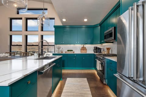 Mayflower Lakeside 1121-304: The gourmet kitchen features aquamarine cabinetry, quartz countertops, VIKING appliances, and island seating for three.