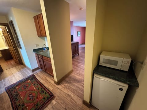 Premium Suite, 1 Queen Bed | Private kitchenette