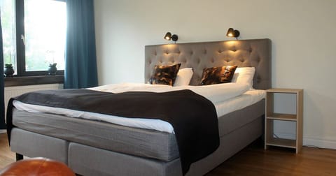 Basic Double Room | Desk, bed sheets