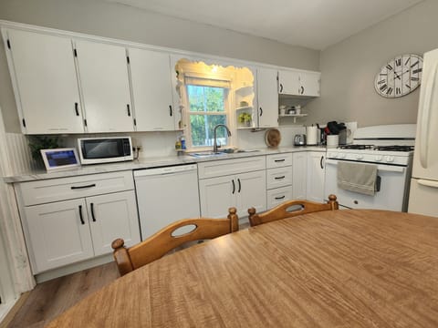 New dishwasher, slow close cuboards and drawers below new counter. 10/2/24