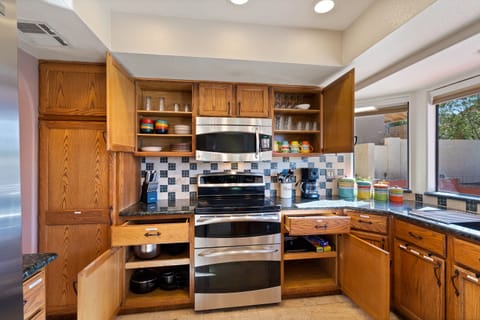 Kitchen: Fully stocked