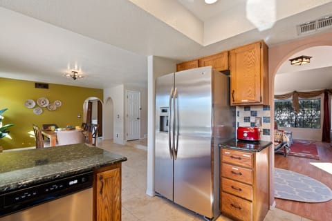 Kitchen: Fully stocked