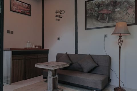 Superior Room, Garden View | Living area