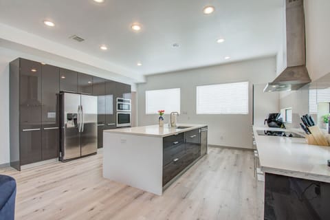 Modern Full Kitchen with Bar Stools, Oven, Microwave, Keurig, Stovetop, Air Fryer