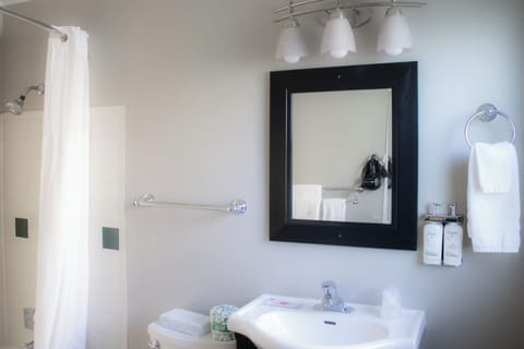 Bathtub, deep soaking tub, free toiletries, towels