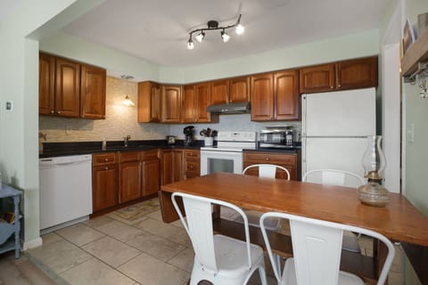 Dining Table / Kitchen