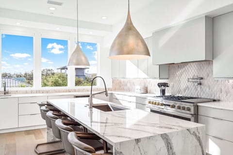 3rd floor deluxe kitchen w bar seating for 5