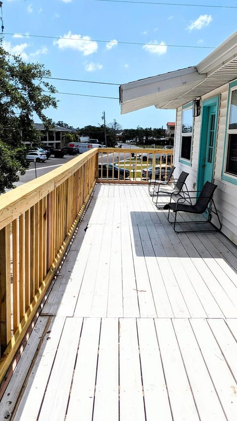 Quiet space to suntan and have a coffee overlooking the intercostal water 