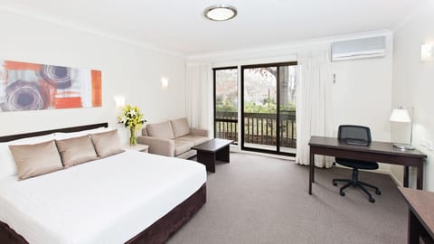 Laptop workspace, iron/ironing board, free WiFi, bed sheets