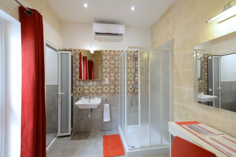 Economy Single Room | Bathroom