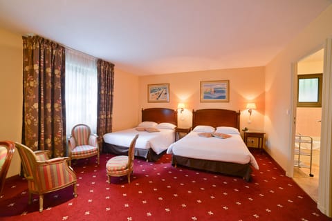 Family Quadruple Park | Premium bedding, in-room safe, desk, soundproofing