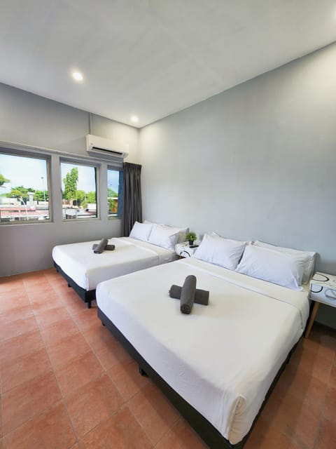 Deluxe Quadruple Room | Blackout drapes, iron/ironing board, free WiFi, bed sheets