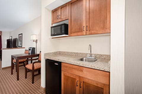 Suite, 1 King Bed | Room amenity