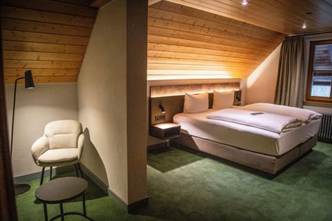 Hypo-allergenic bedding, in-room safe, desk, laptop workspace