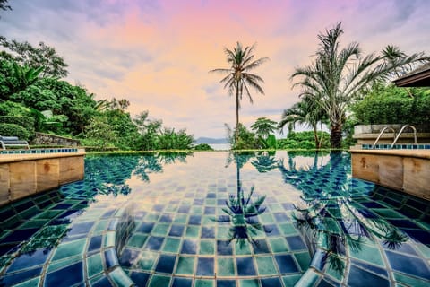 The infinity pool with jacuzzi is the heart of the Glasshouse